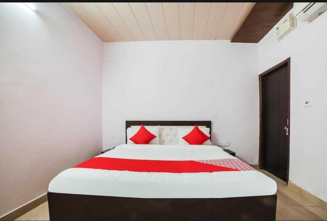 Hotel O Kl Khari Near Ashoka Park Mein Metro Nuova Delhi Esterno foto